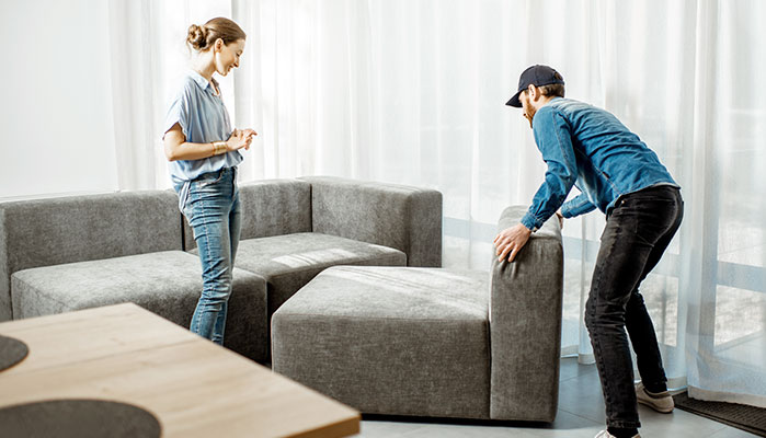 Videoplanung Möbellieferung - Monteur bringt Sofa